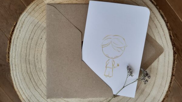 jongen met bloem bruine enveloppe
