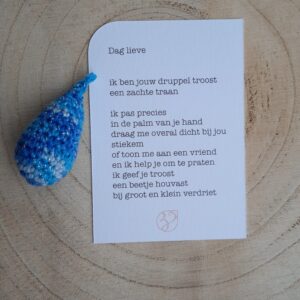 blauwe troostdruppel met kaartje voorbeeldnaam ingevuld
