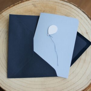 troostkaar loslaten-ballon met donkerblauwe enveloppe