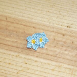 broche met 2 vergeet-me-nietjes