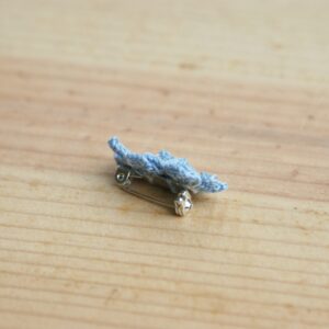 achterkant broche met 2 vergeet-me-nietjes